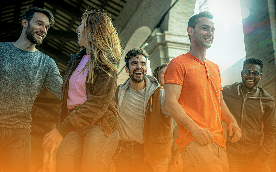 Grupo de personas riendo